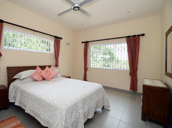 Chalet Surfers Self Catering *