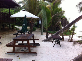 Surfers Beach Self Catering Chalets * Takamaka