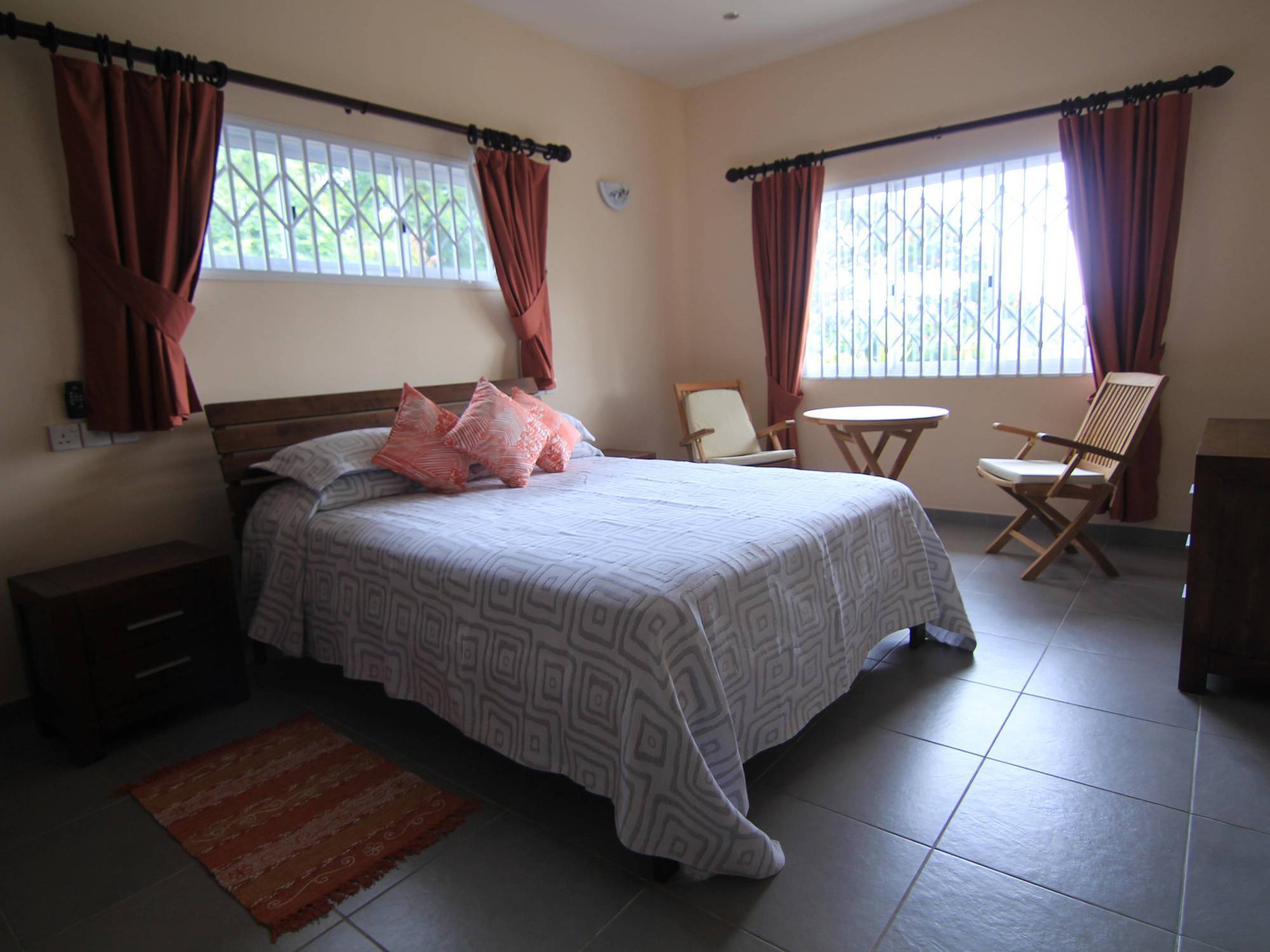 Surfers Beach Self Catering Chalets Takamaka