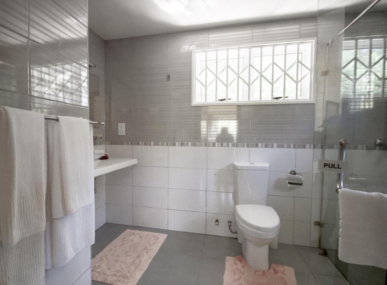 Surfers Beach Self Catering Chalets * Takamaka